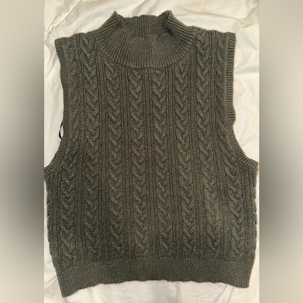 Cable Knit Sleeveless Sweater Crop Top 🧶 - Picture 3 of 4